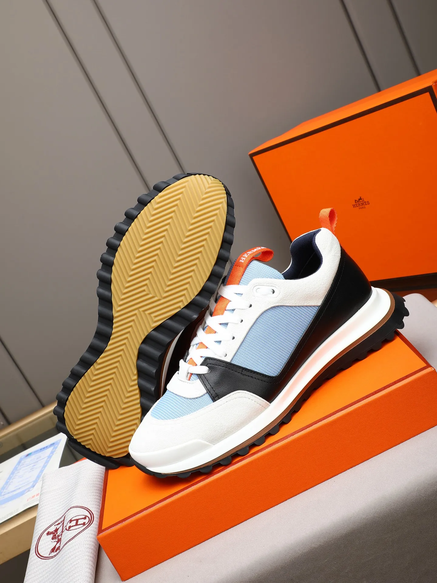 PP680【Hermes】fe new arrival~New Bouncing sneakers are the most comfortable shoes from Hermès. They are extremely light on the feet and look great. You won’t feel tired even when you go shopping and running around. 👍Very light and comfortable. Extremely light. Perfect for both sports and leisure. They feel great when you step on them! It’s up to you to choose, there’s always what you want~ ✔️Fabric: Imported first-layer cowhide ✔️Inner lining: Imported water-dyed cowhide ✔️Outsole: Seamless combination of IP+TPU (multi-color letters) German technology irradiation machine ✔️Code number: Male 38-44 (45 customized)